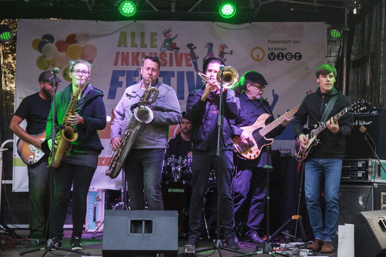 Eine Band mit Blasinstrumenten, Schlagzeug und Gitarren