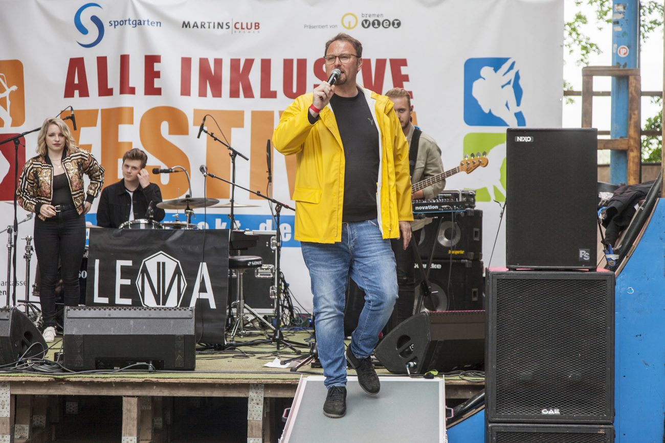 Moderator und Band auf der Bühne