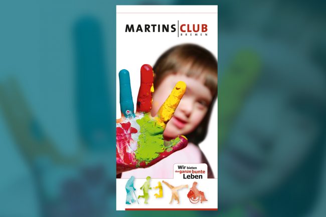 Erste Seite Flyer: Hand mit Fingerfarbe, im Hintergrund Kindergesicht verschwommen