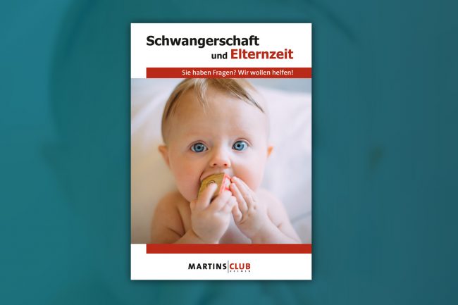 Broschüre des Martinsclub: Schwangerschaft und Elternzeit, Foto: Baby mit Würfel im Mund