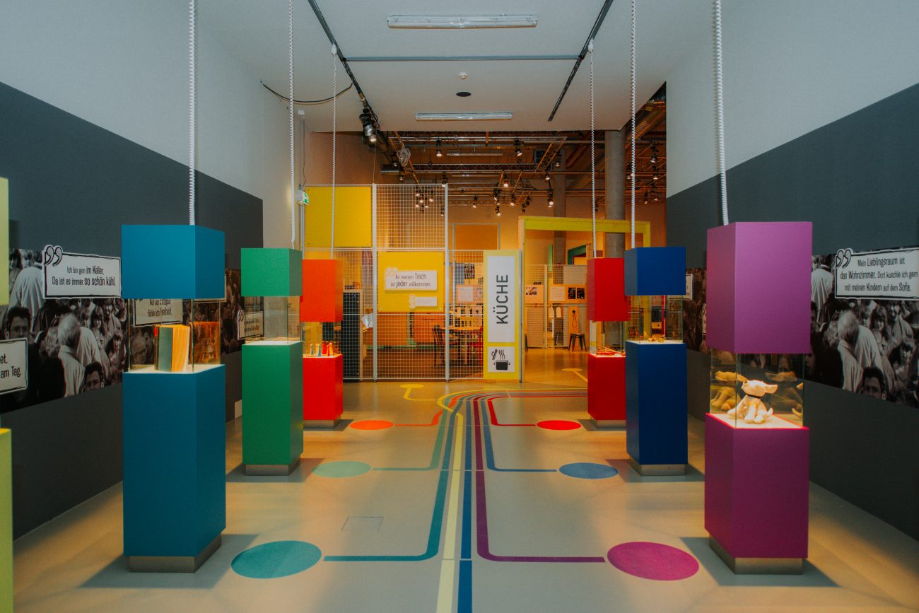 Verschiedene Exponate in Glaskästen.