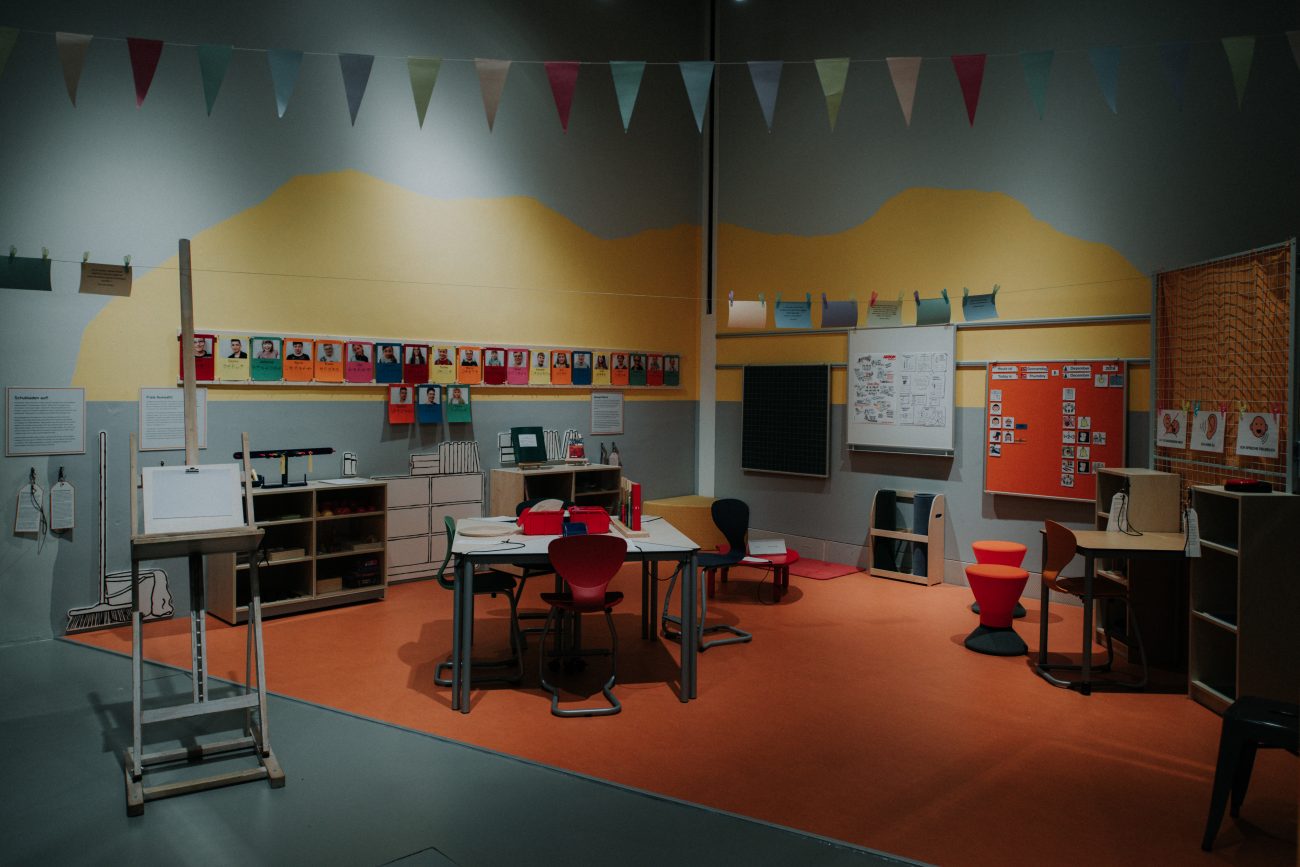 Ein Klassenzimmer nachgestellt als Ausstellungsraum.