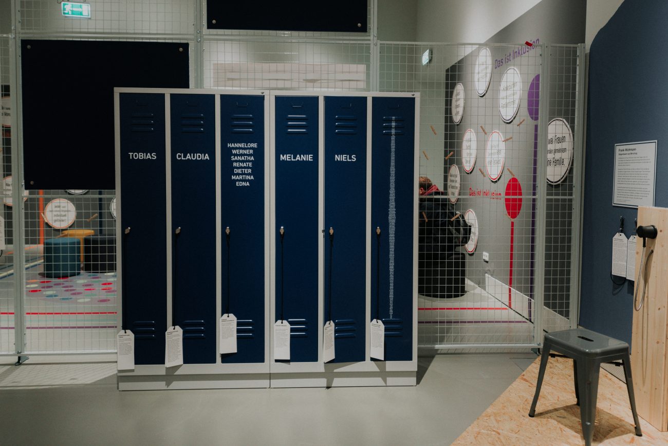 Sechs Spinde nebeneinander. Sie tragen unterschiedliche Vornamen.