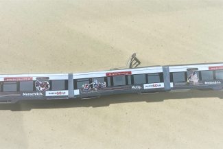 Detailbild einer aus Papier gebastelten Bremer Straßenbahn mit Werbung für den Martinsclub Bremen.