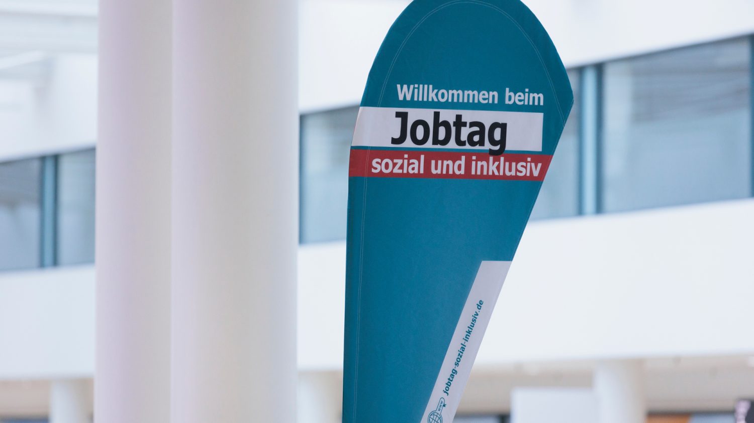 Eine Beachflag mit dem Jobtag-Logo